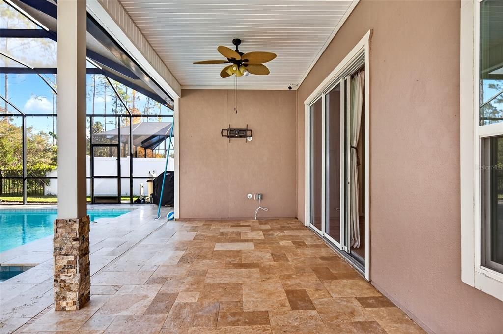 For Sale: $575,000 (4 beds, 3 baths, 2041 Square Feet)