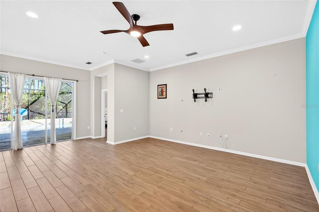 For Sale: $575,000 (4 beds, 3 baths, 2041 Square Feet)