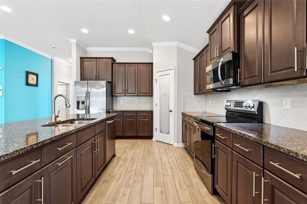 For Sale: $575,000 (4 beds, 3 baths, 2041 Square Feet)