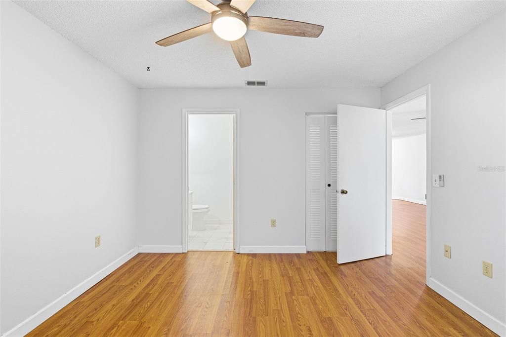 For Sale: $185,000 (2 beds, 2 baths, 910 Square Feet)