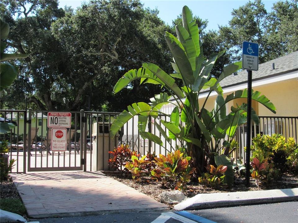 For Sale: $185,000 (2 beds, 2 baths, 910 Square Feet)