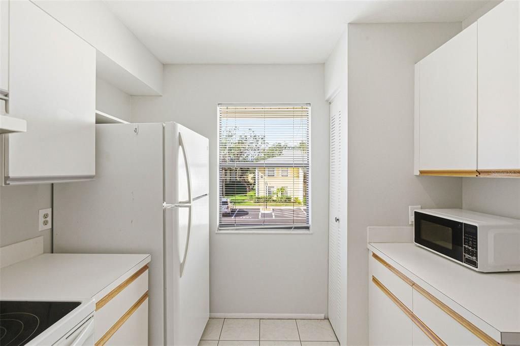 For Sale: $185,000 (2 beds, 2 baths, 910 Square Feet)