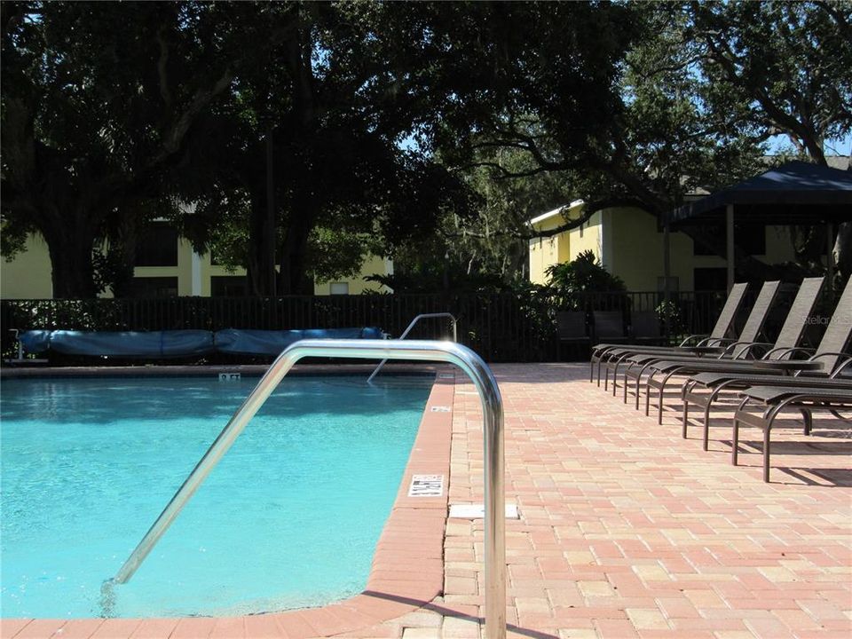 For Sale: $185,000 (2 beds, 2 baths, 910 Square Feet)