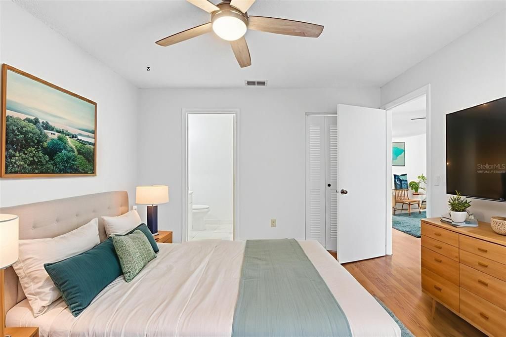 For Sale: $185,000 (2 beds, 2 baths, 910 Square Feet)