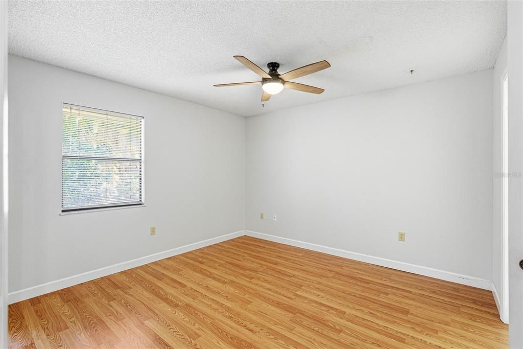 For Sale: $185,000 (2 beds, 2 baths, 910 Square Feet)