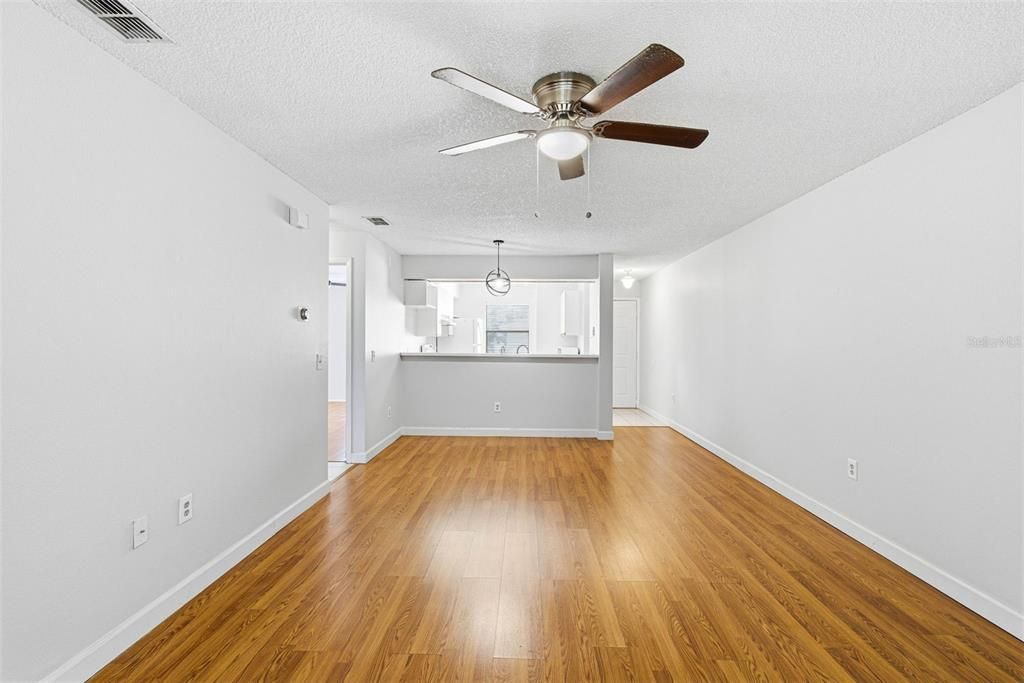 For Sale: $185,000 (2 beds, 2 baths, 910 Square Feet)