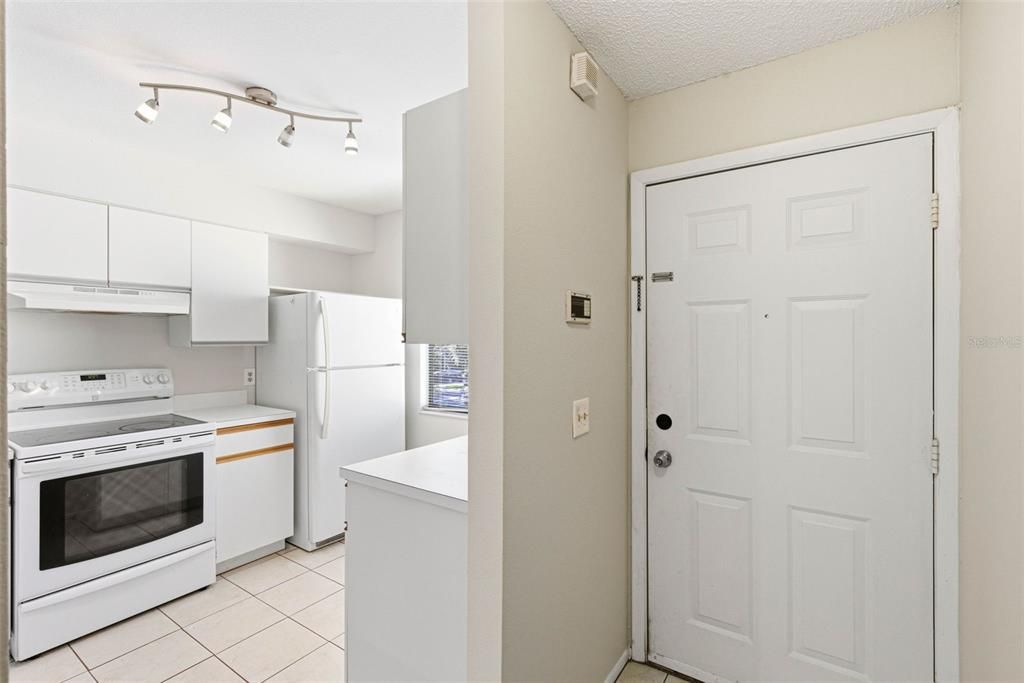 For Sale: $185,000 (2 beds, 2 baths, 910 Square Feet)