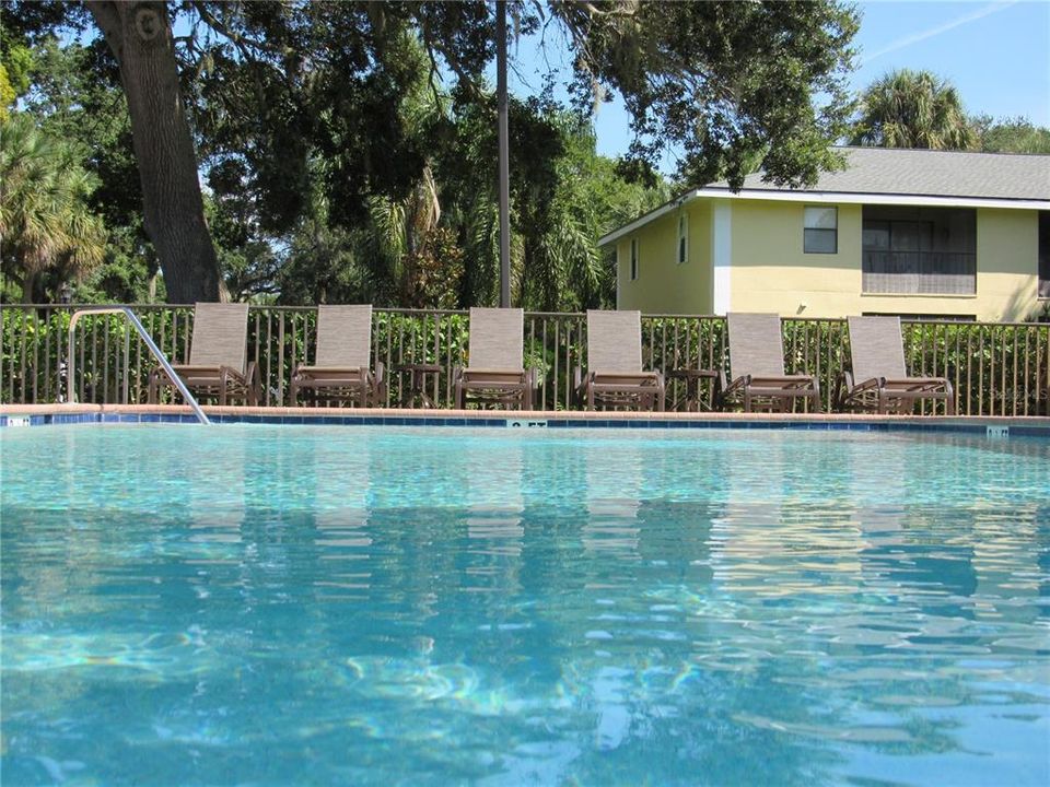 For Sale: $185,000 (2 beds, 2 baths, 910 Square Feet)