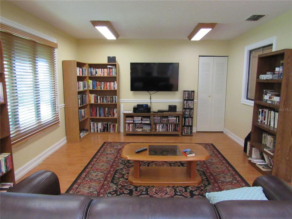 For Sale: $185,000 (2 beds, 2 baths, 910 Square Feet)