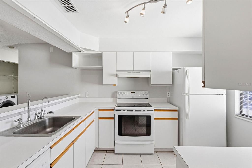 For Sale: $185,000 (2 beds, 2 baths, 910 Square Feet)