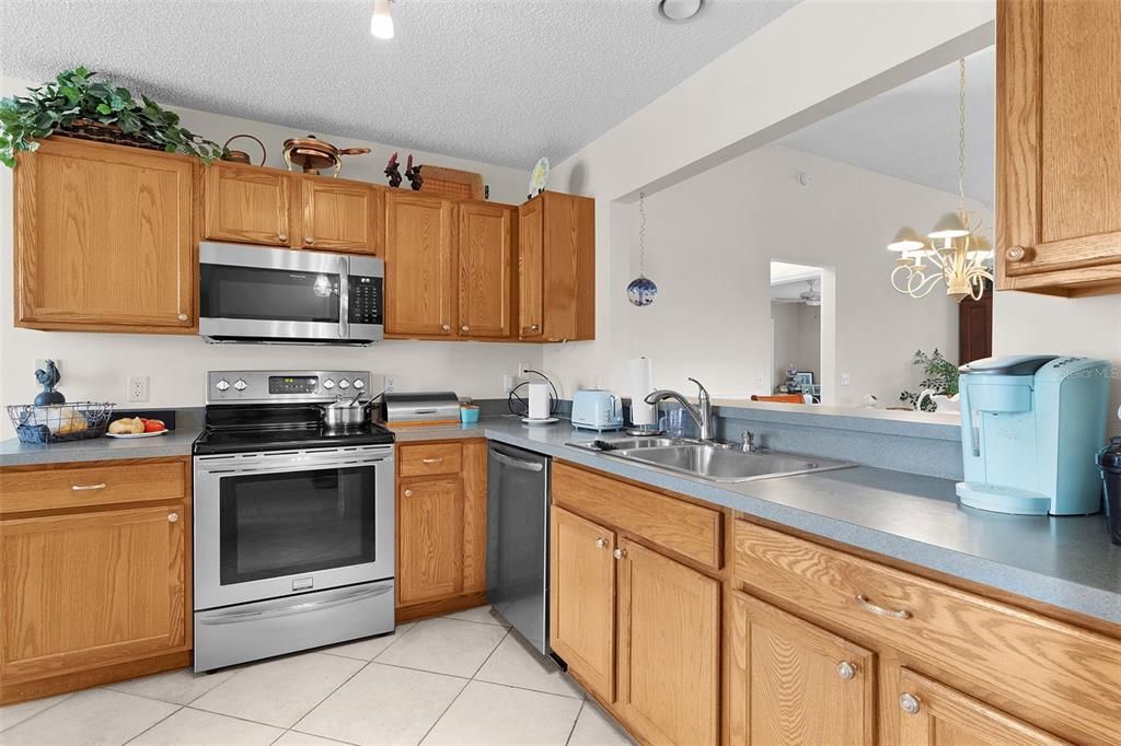 For Sale: $305,000 (2 beds, 2 baths, 1495 Square Feet)