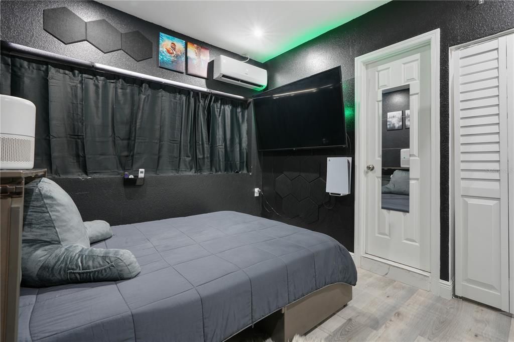 待售: $430,000 (4 贝兹, 3 浴室, 1320 平方英尺)