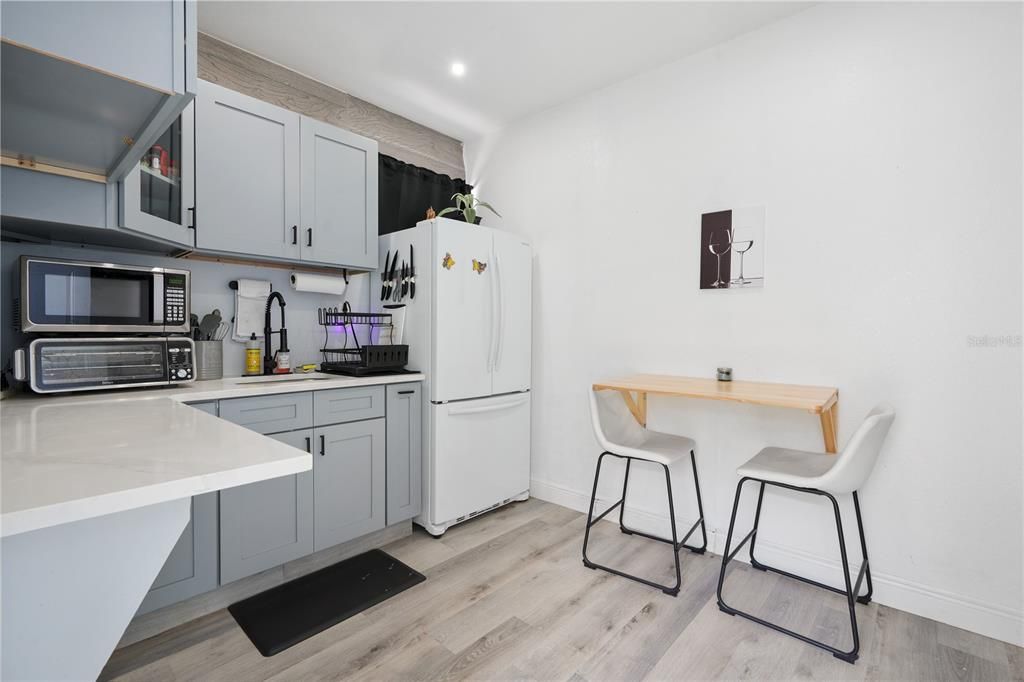 待售: $430,000 (4 贝兹, 3 浴室, 1320 平方英尺)