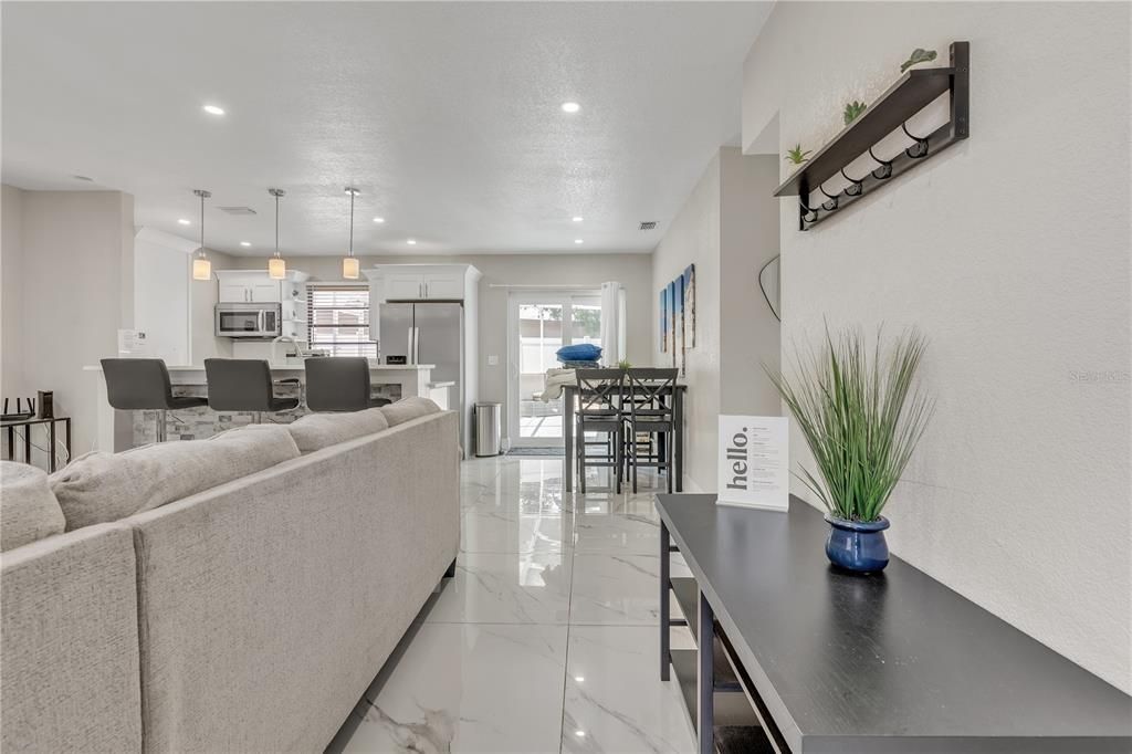 待售: $430,000 (4 贝兹, 3 浴室, 1320 平方英尺)