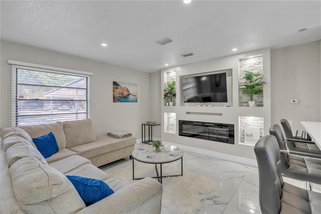 待售: $430,000 (4 贝兹, 3 浴室, 1320 平方英尺)