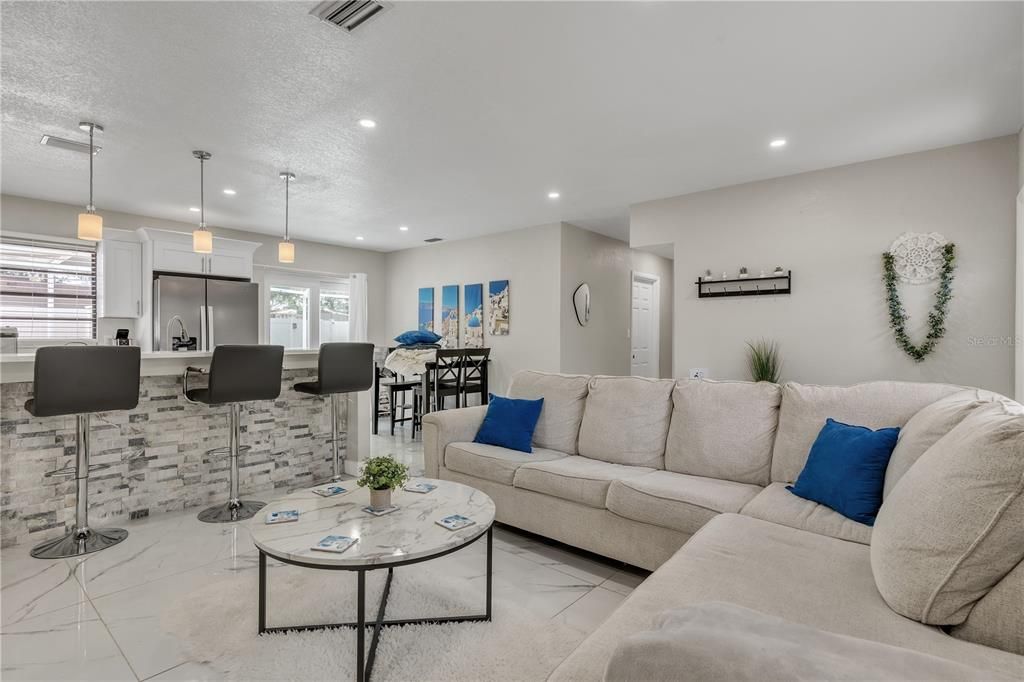 待售: $430,000 (4 贝兹, 3 浴室, 1320 平方英尺)