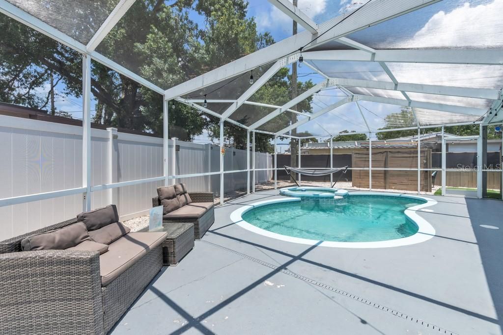 待售: $430,000 (4 贝兹, 3 浴室, 1320 平方英尺)