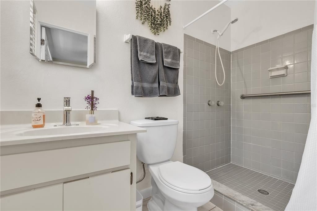 待售: $430,000 (4 贝兹, 3 浴室, 1320 平方英尺)