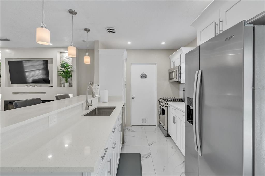 待售: $430,000 (4 贝兹, 3 浴室, 1320 平方英尺)