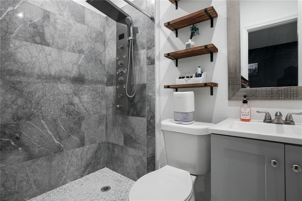 待售: $430,000 (4 贝兹, 3 浴室, 1320 平方英尺)