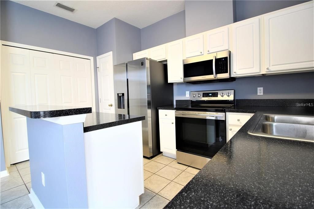 For Rent: $2,350 (2 beds, 2 baths, 1360 Square Feet)