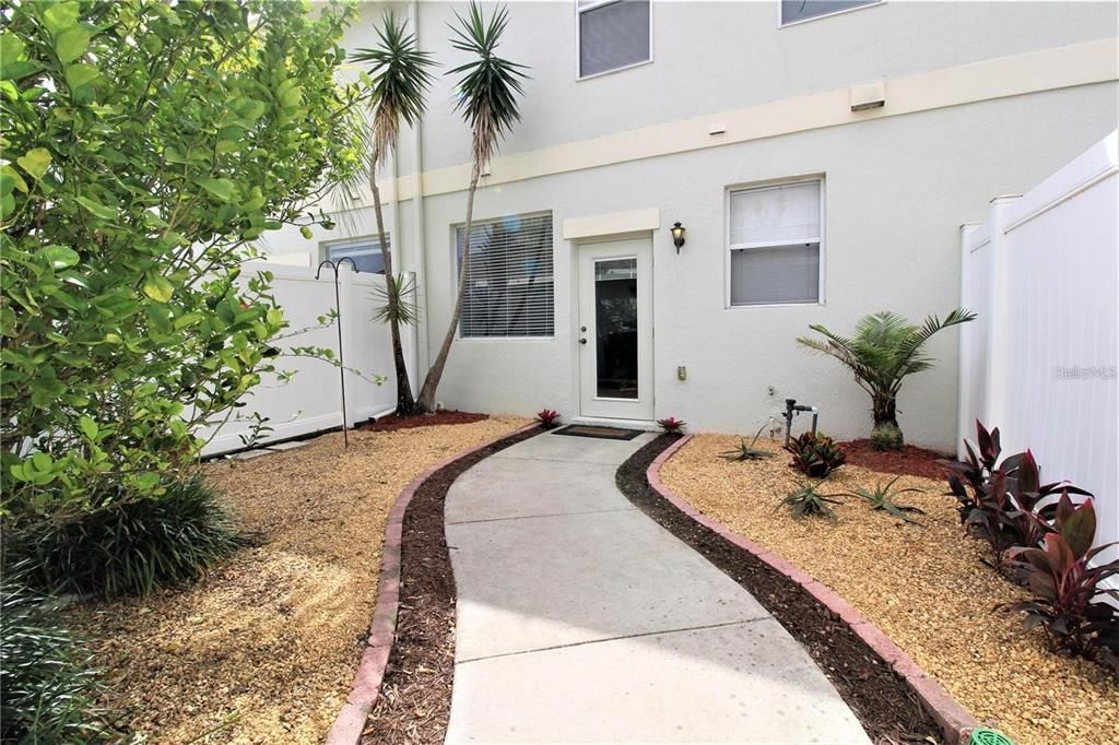 For Rent: $2,350 (2 beds, 2 baths, 1360 Square Feet)