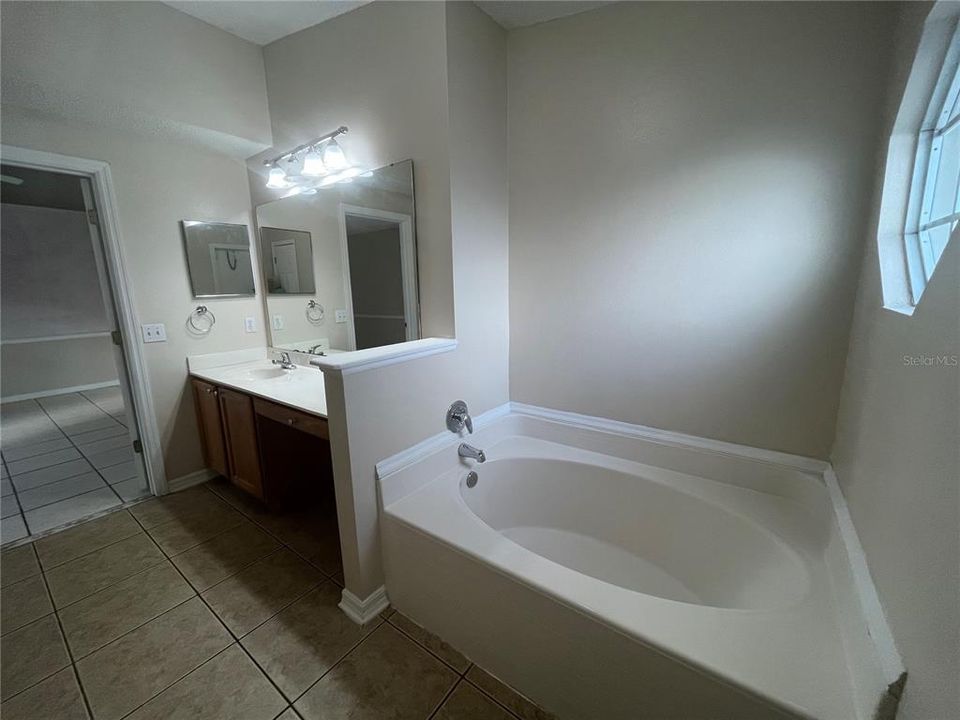 For Rent: $2,250 (4 beds, 2 baths, 1874 Square Feet)