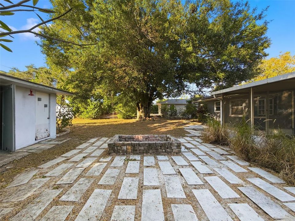 For Sale: $315,000 (2 beds, 1 baths, 1122 Square Feet)