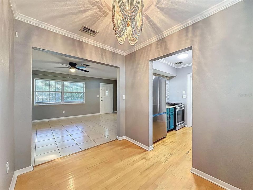 For Sale: $315,000 (2 beds, 1 baths, 1122 Square Feet)