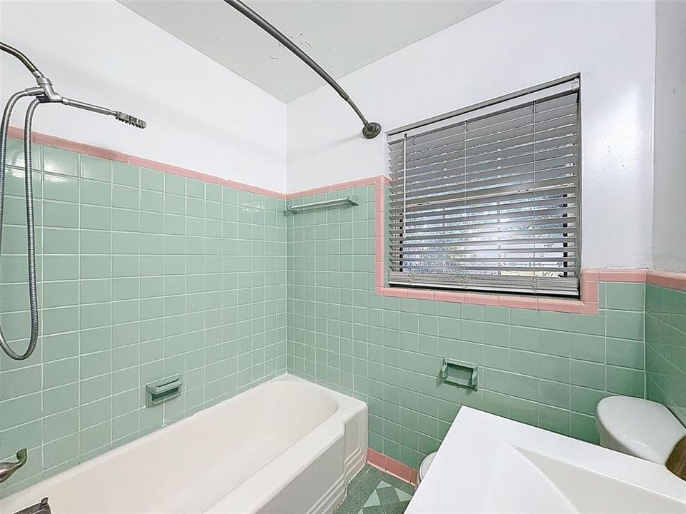 For Sale: $315,000 (2 beds, 1 baths, 1122 Square Feet)