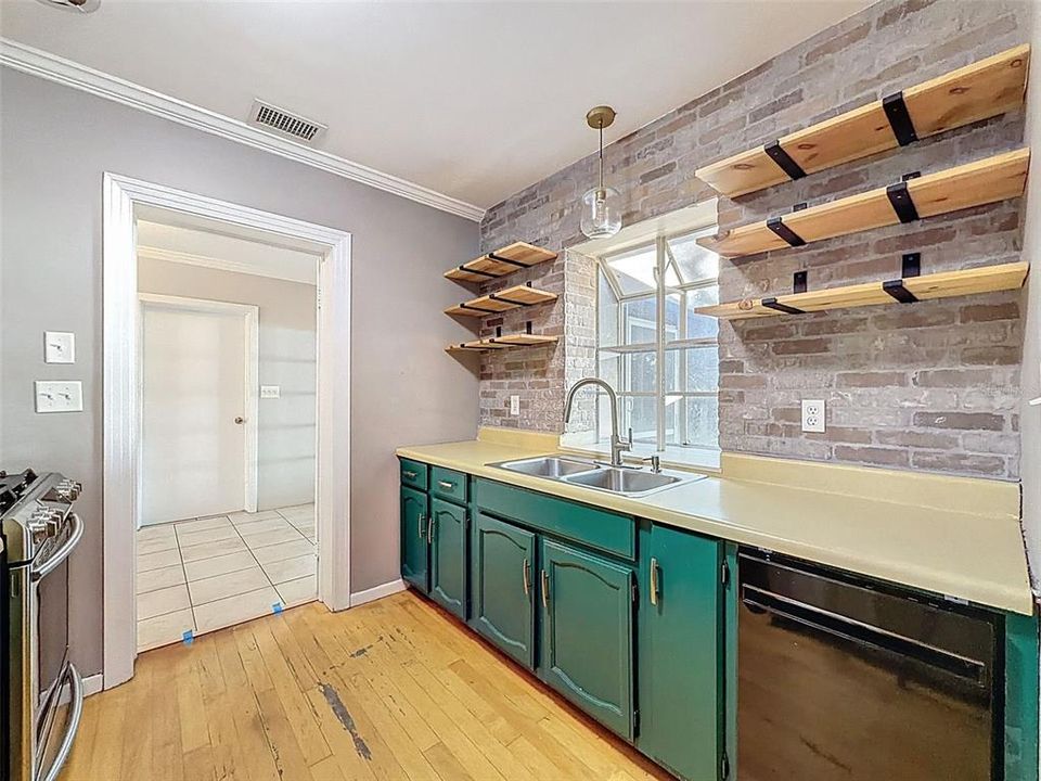 For Sale: $315,000 (2 beds, 1 baths, 1122 Square Feet)