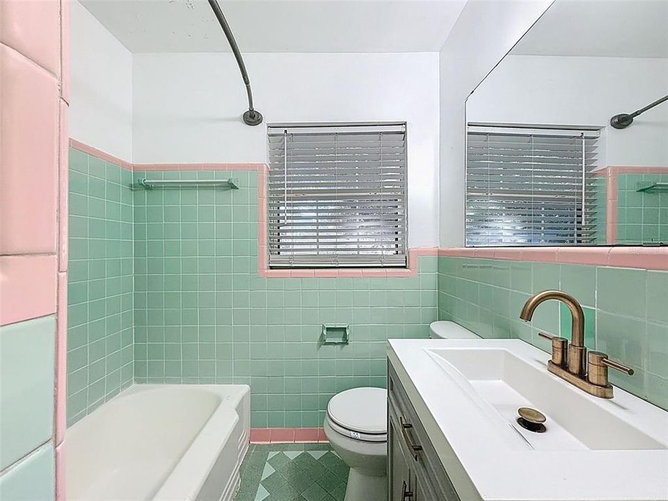 For Sale: $315,000 (2 beds, 1 baths, 1122 Square Feet)