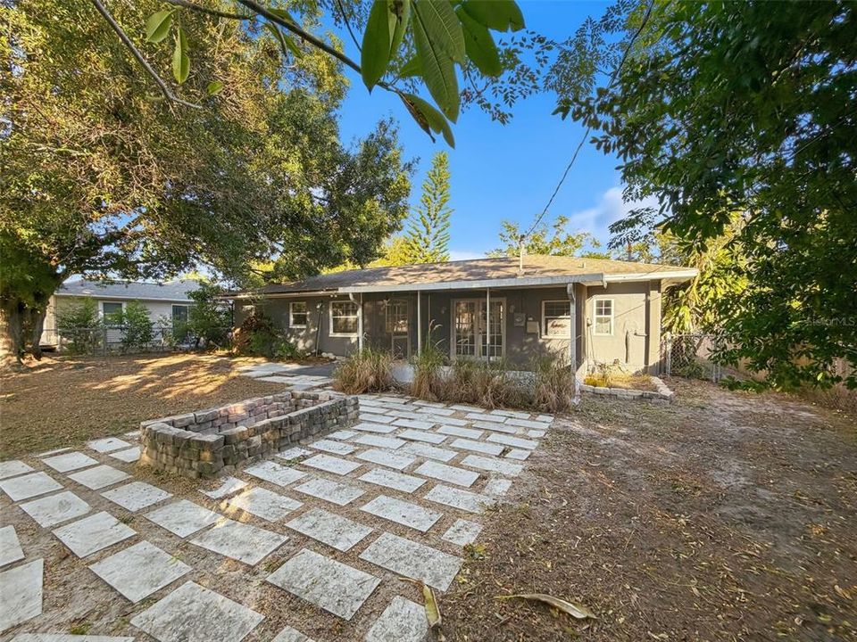 For Sale: $315,000 (2 beds, 1 baths, 1122 Square Feet)