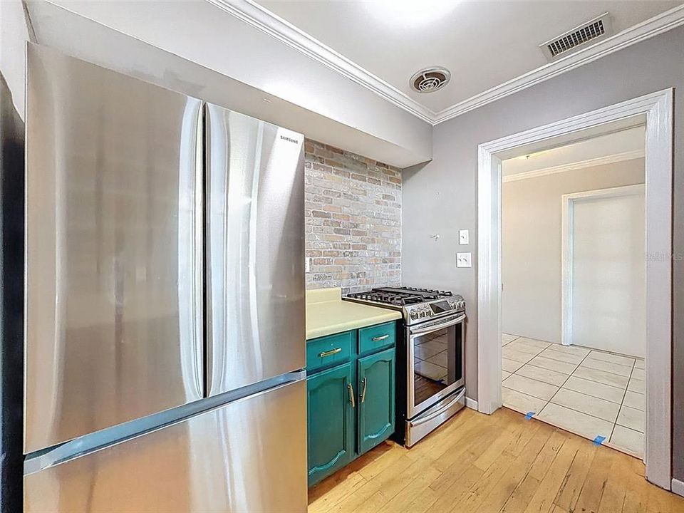 For Sale: $315,000 (2 beds, 1 baths, 1122 Square Feet)