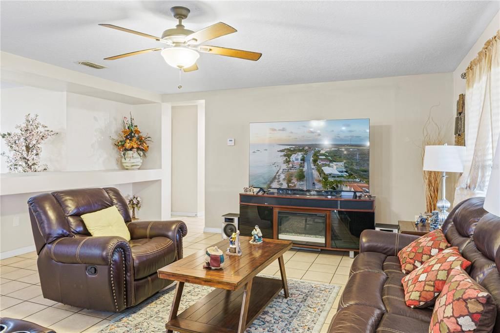 На продажу: $500,000 (5 спален, 2 ванн, 3367 Квадратных фут)