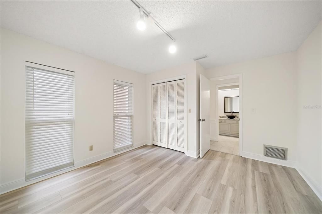 待售: $799,000 (4 贝兹, 2 浴室, 2526 平方英尺)