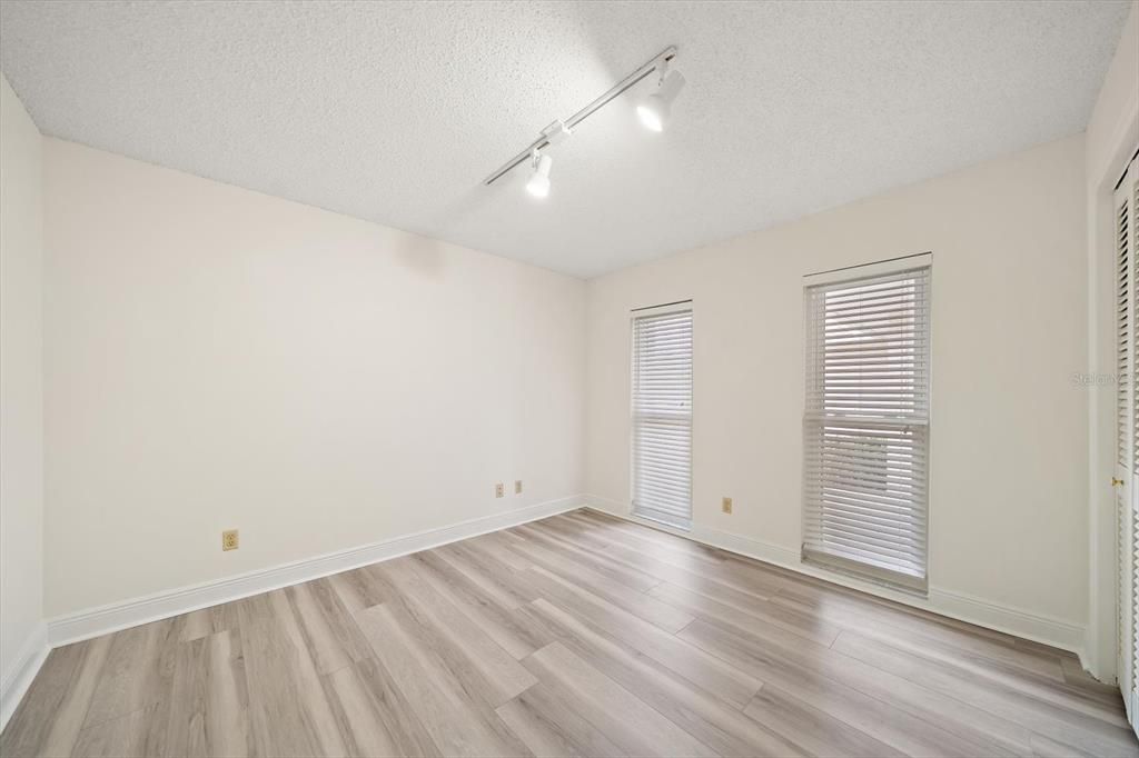 待售: $799,000 (4 贝兹, 2 浴室, 2526 平方英尺)