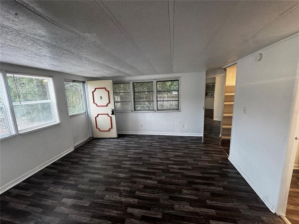 For Rent: $1,025 (2 beds, 1 baths, 804 Square Feet)