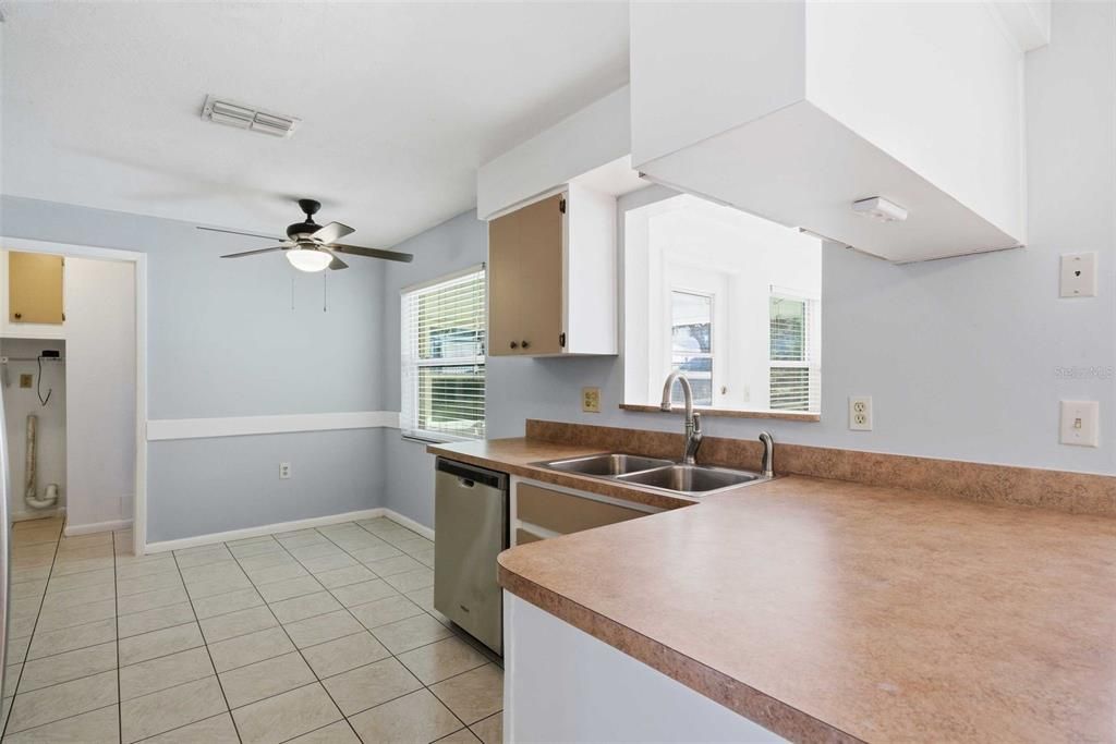 For Sale: $194,900 (2 beds, 2 baths, 1578 Square Feet)