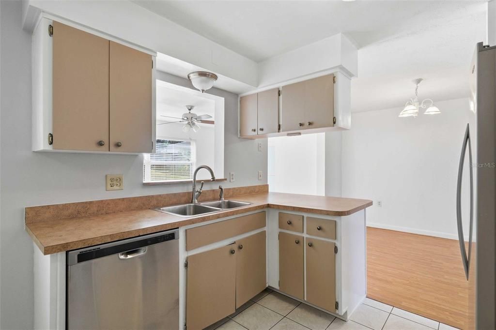 For Sale: $194,900 (2 beds, 2 baths, 1578 Square Feet)
