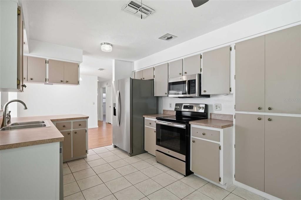 For Sale: $194,900 (2 beds, 2 baths, 1578 Square Feet)