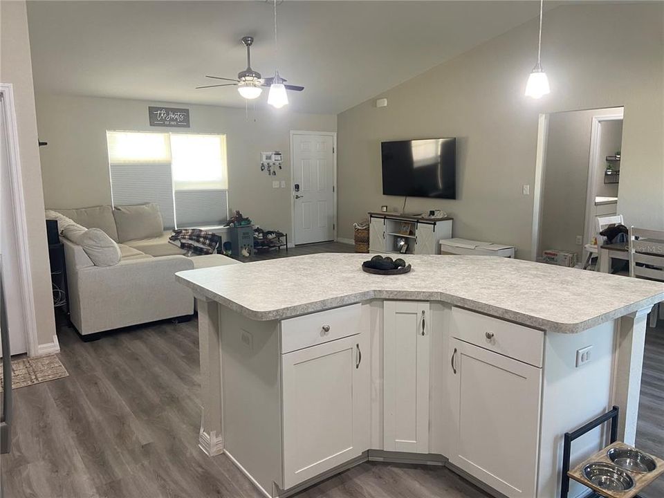 For Sale: $270,000 (3 beds, 2 baths, 1557 Square Feet)