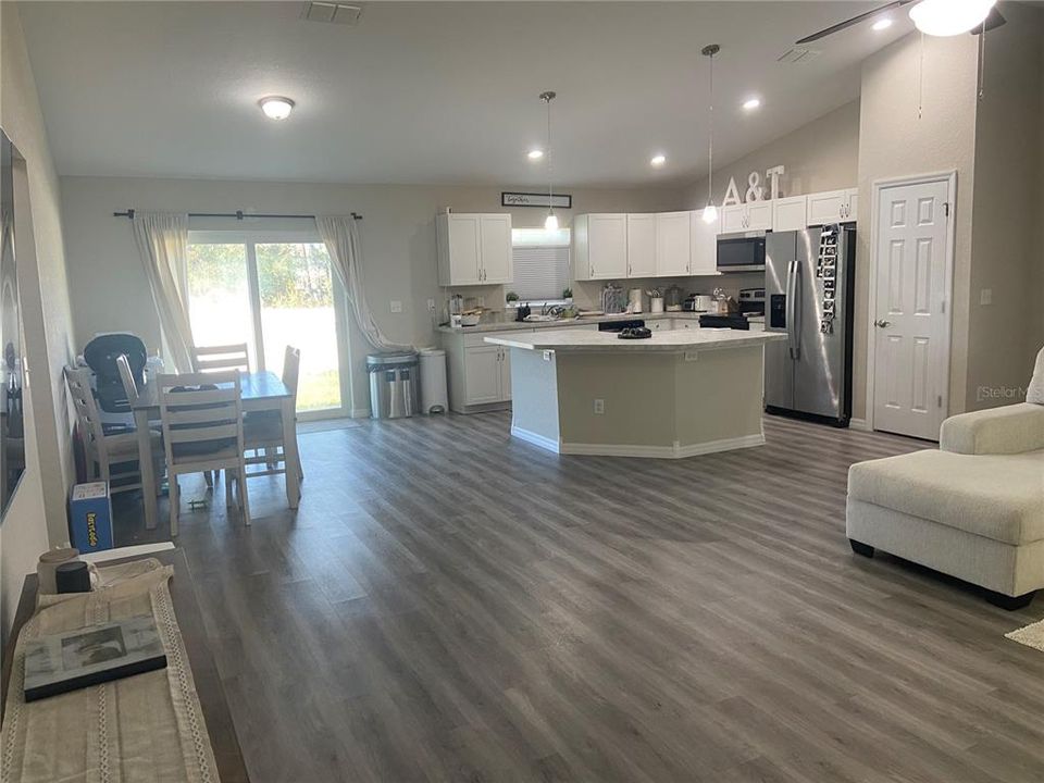 For Sale: $270,000 (3 beds, 2 baths, 1557 Square Feet)