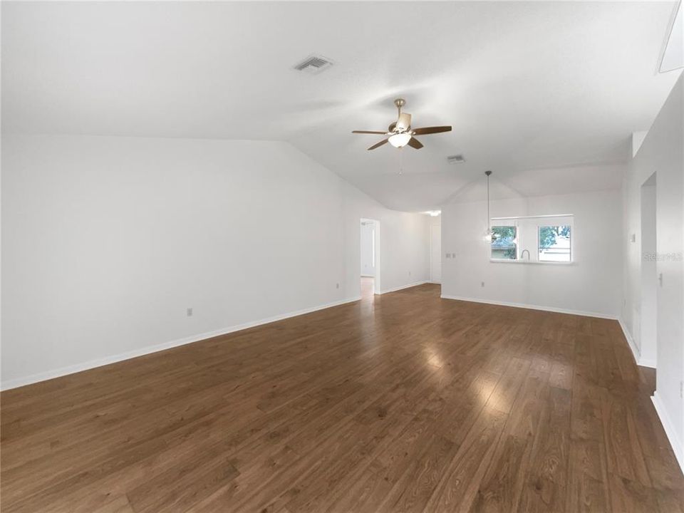 待售: $305,000 (3 贝兹, 2 浴室, 1494 平方英尺)