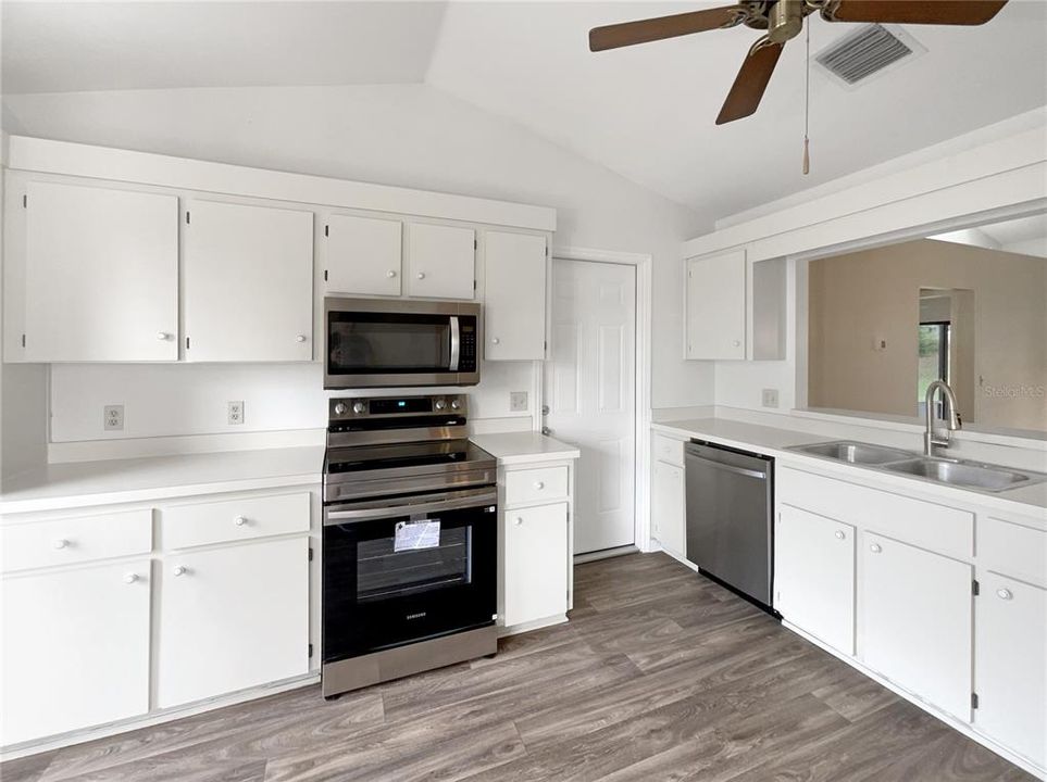 待售: $305,000 (3 贝兹, 2 浴室, 1494 平方英尺)