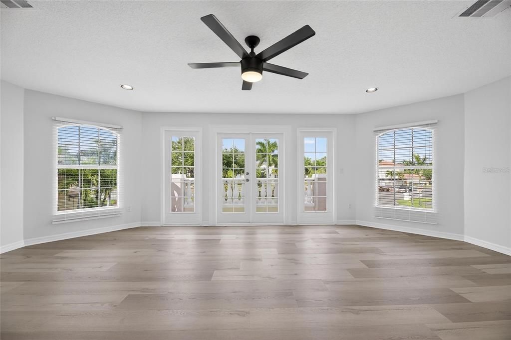 На продажу: $1,234,000 (5 спален, 3 ванн, 4013 Квадратных фут)