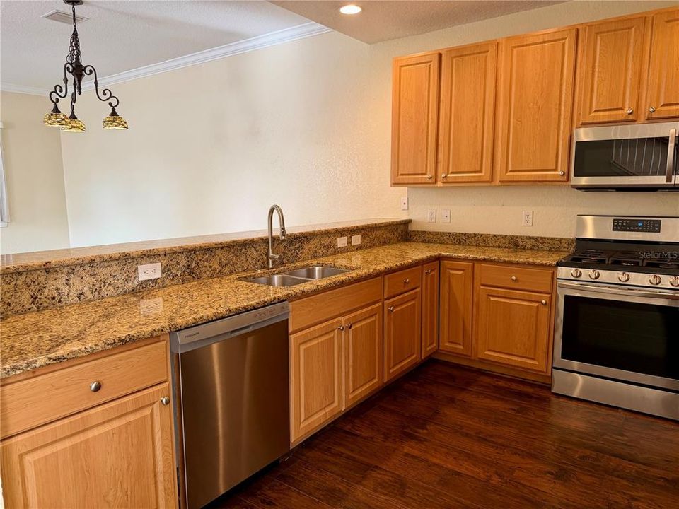 For Rent: $2,175 (3 beds, 2 baths, 1755 Square Feet)