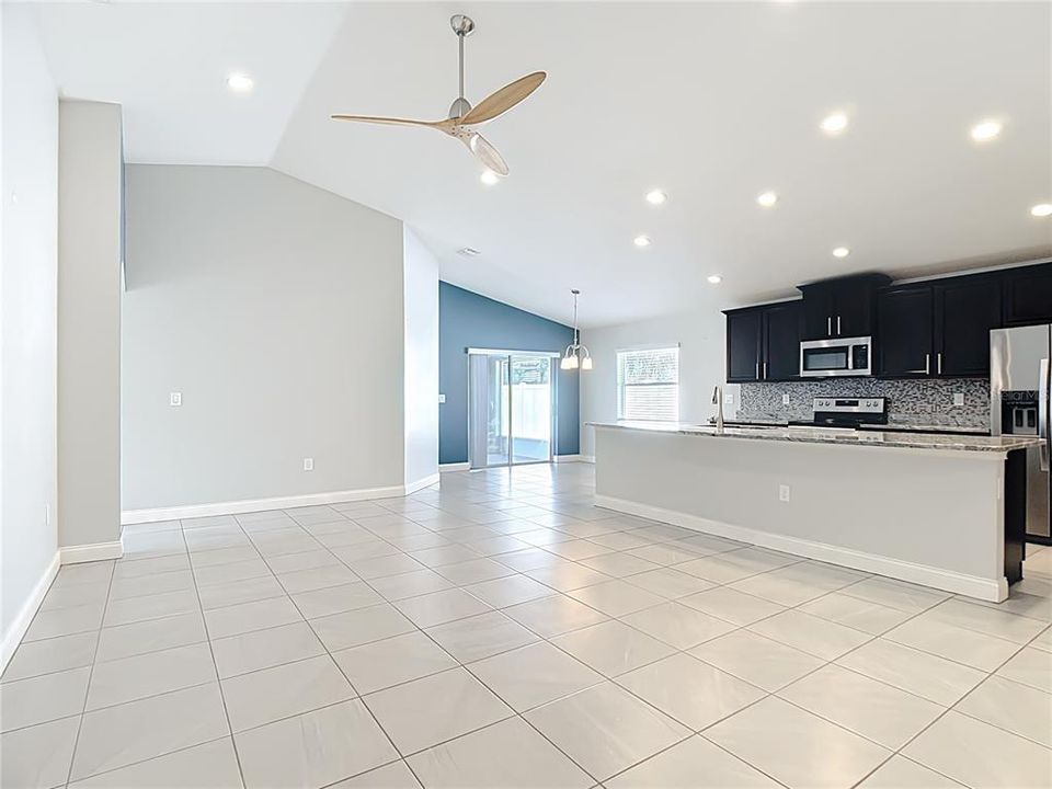 待售: $329,999 (4 贝兹, 2 浴室, 1707 平方英尺)