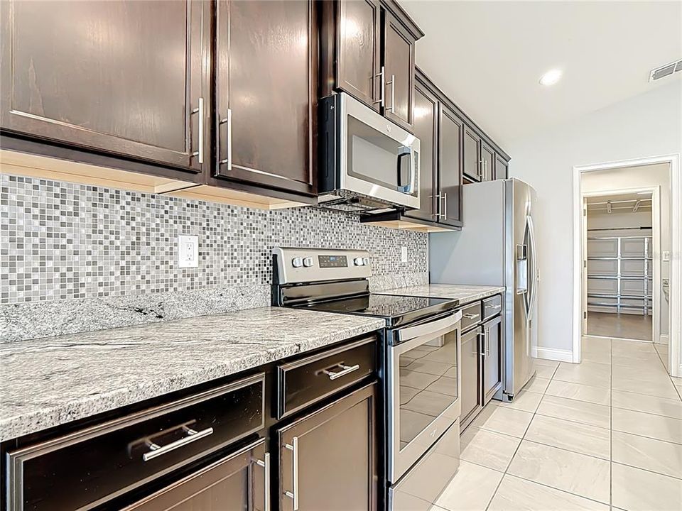 待售: $329,999 (4 贝兹, 2 浴室, 1707 平方英尺)