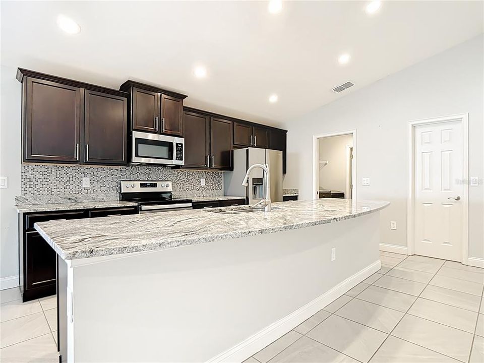 待售: $329,999 (4 贝兹, 2 浴室, 1707 平方英尺)